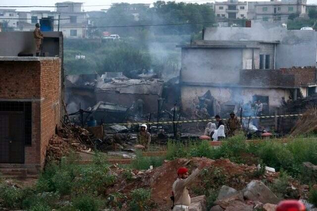 Pakistan'da askeri uçak evlerin üzerine düştü: 17 ölü, 12 yaralı