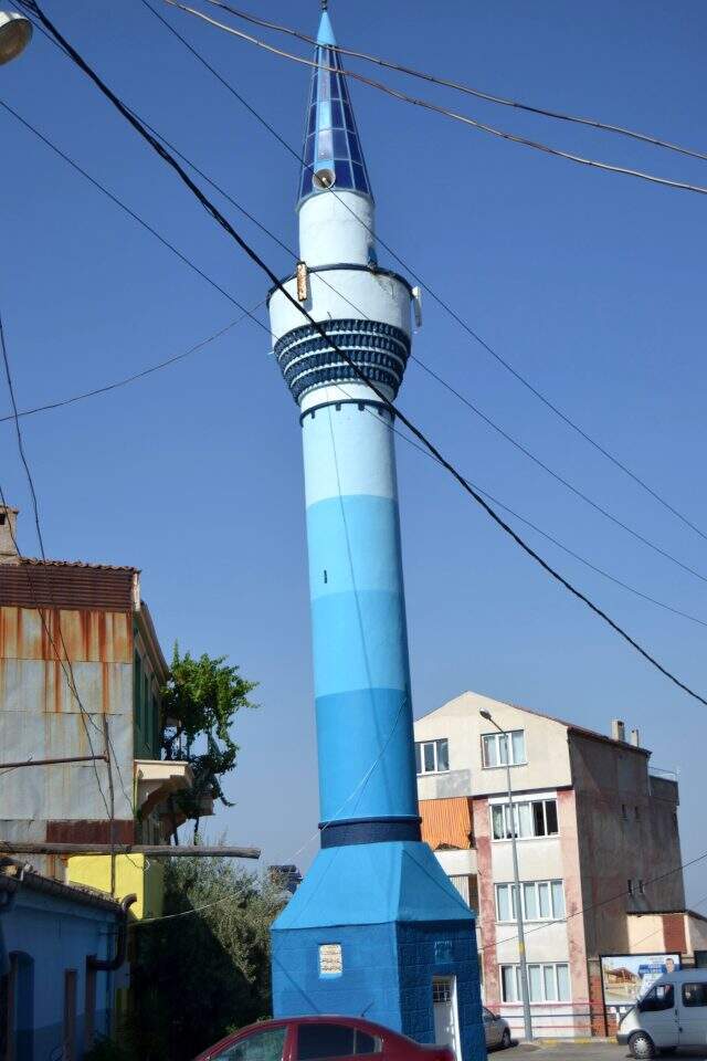 Yol ortasında kalan minare görenleri şaşkına çeviriyor Yol ortasında kalan minare görenleri şaşkına çevirdi! Camisi 50 metre uzağında