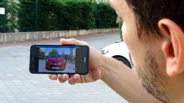 Alıcı kılığına girip denemek için bindiği otomobili çalarak kaçtı