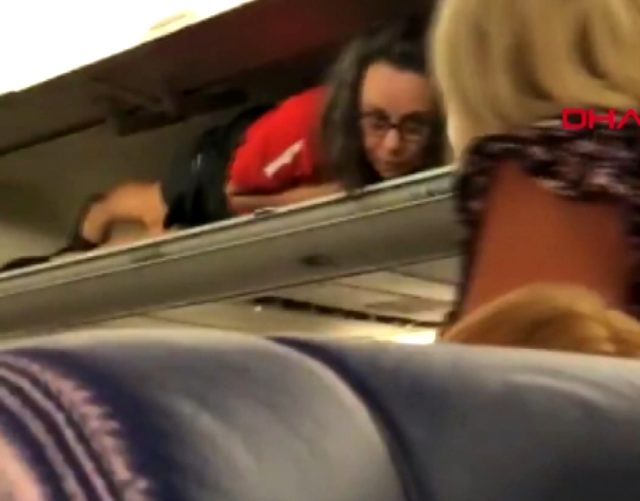 Uçağa binenler hostesi bagaj bölmesinde görünce gözlerine inanamadı