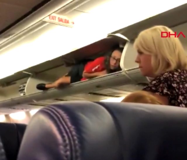 Uçağa binenler hostesi bagaj bölmesinde görünce gözlerine inanamadı