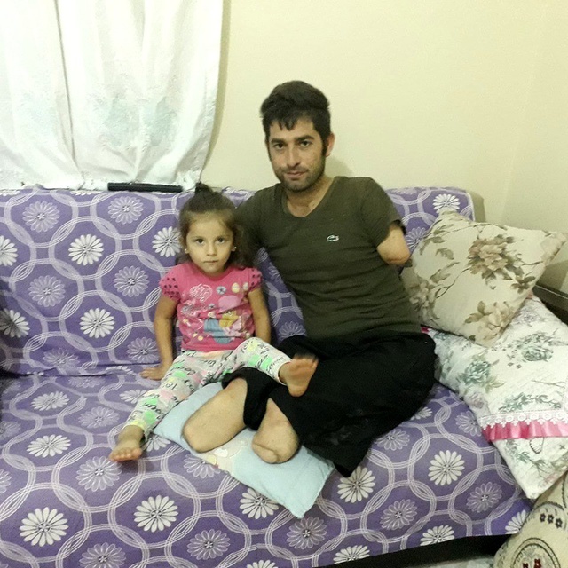 Ünlü sanatçı Haluk Levent kollarını ve bacaklarını kaybeden baba için kampanya başlatacak