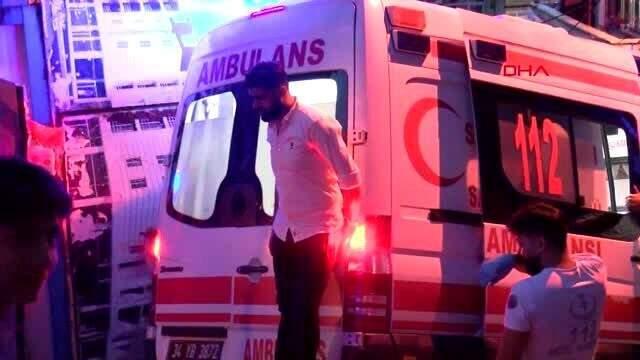 Devrilmesin diye askıda kalan ambulansın üzerine çıktılar