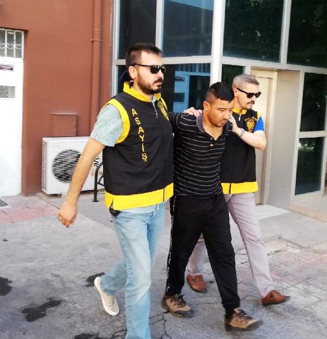 Karısını boğazından bıçaklayan kocadan kan donduran savunma: Kapıyı geç açtı