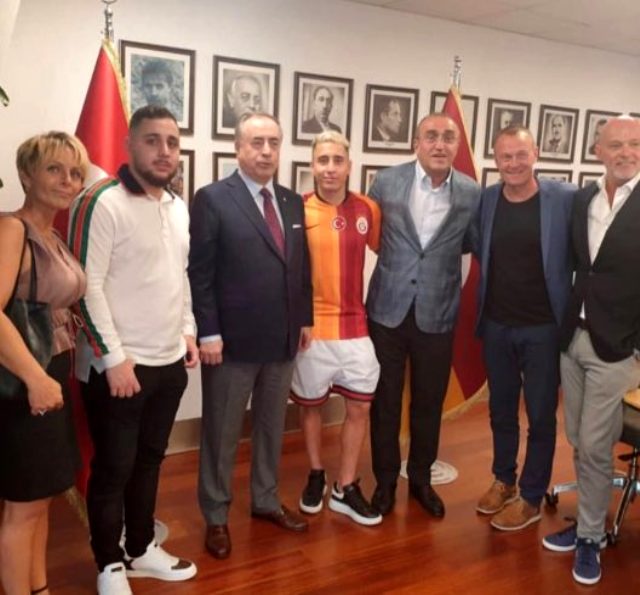 Galatasaray'ın yeni transferi Emre Mor formayı giydi!
