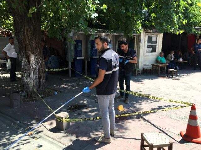 Gözü dönen kalabalık küçük çocuğu taciz eden sapığı dövüp bıçakladı Gözü dönen kalabalık küçük çocuğu taciz eden sapığı dövüp bıçakladı