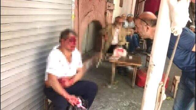 Gözü dönen kalabalık küçük çocuğu taciz eden sapığı dövüp bıçakladı Gözü dönen kalabalık küçük çocuğu taciz eden sapığı dövüp bıçakladı