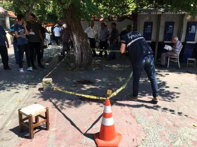 Gözü dönen kalabalık küçük çocuğu taciz eden sapığı dövüp bıçakladı Gözü dönen kalabalık küçük çocuğu taciz eden sapığı dövüp bıçakladı