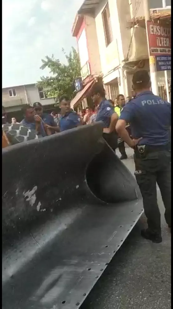 Bir işçi, maaşını alamayınca hem kepçeyi hem polis memurunu kaçırdı