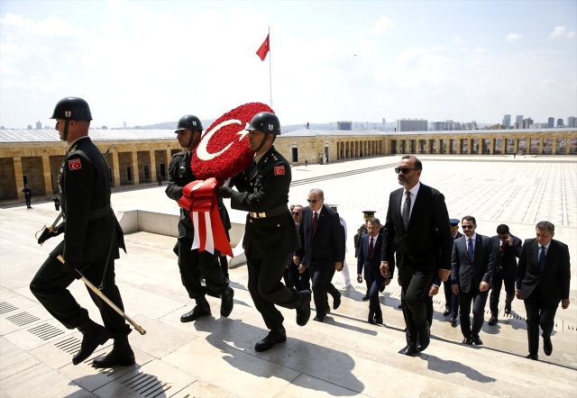 YAŞ üyeleri Anıtkabir'de! Erdoğan'dan Anıtkabir Özel Defteri'ne dikkat çeken mesaj