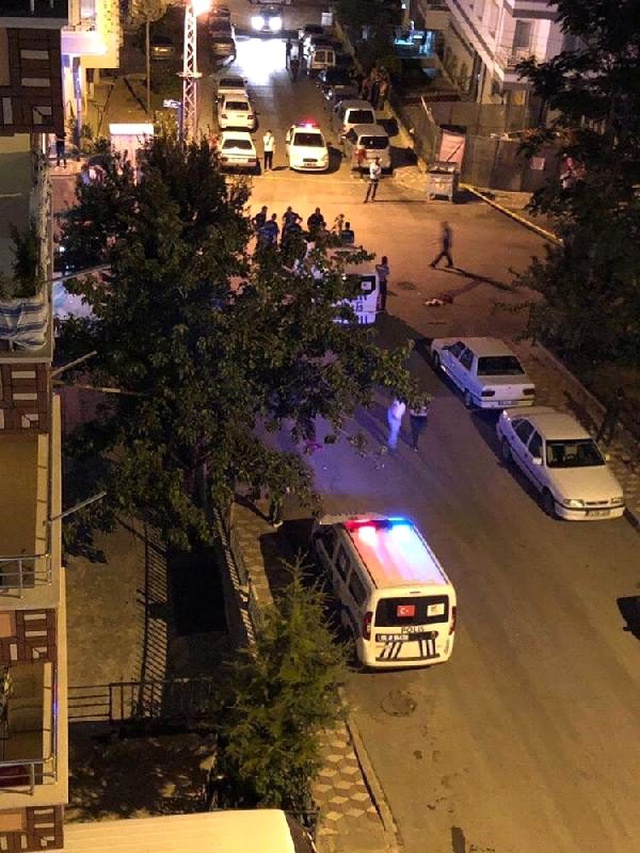 Eski karısına pusu kurup sokak ortasında boğazından bıçakladı