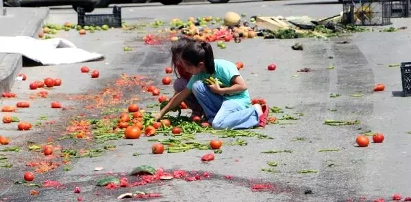 Seyyar satıcılar tabla yaktı, dökülenleri toplayan çocuklar mutlu oldu