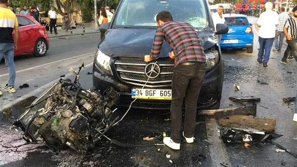Beşiktaş'ta minibüse çarparak takla atan otomobilin motoru yola fırladı
