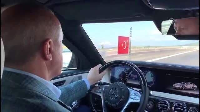 Erdoğan, İstanbul-İzmir Otoyolu'nda makam aracını kullanıp vatandaşlara çay ikram etti Erdoğan, İstanbul-İzmir Otoyolu'nda makam aracını kullanıp vatandaşlara çay ikram etti