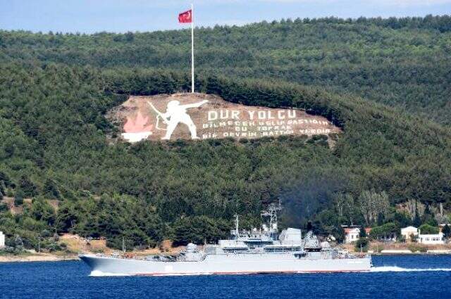 Rus savaş gemisi Çanakkale Boğazı'ndan geçti! Akdeniz'e iniyor Rus savaş gemisi Çanakkale Boğazı'ndan geçti
