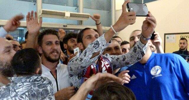 Trabzon'da Yusuf Yazıcı coşkusu! Yalnız bırakmadılar Trabzon'da Yusuf Yazıcı coşkusu! Yalnız bırakmadılar