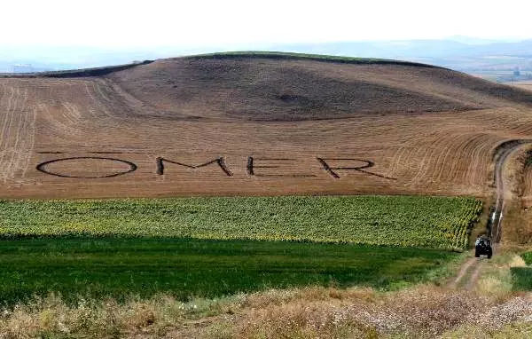 Kanserden ölen kardeşinin adını 9 yıldır traktörle tarlaya yazıyor