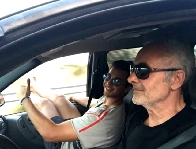 Oyuncu Mehmet Aslantuğ'un oğlunun arabada verdiği poza tepki yağdı