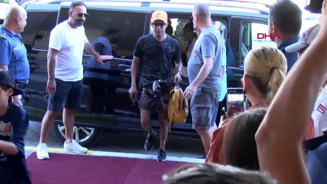 Antalya'dan ayrılan Jennifer Lopez'in giydiği kıyafet herkesi şaşırttı