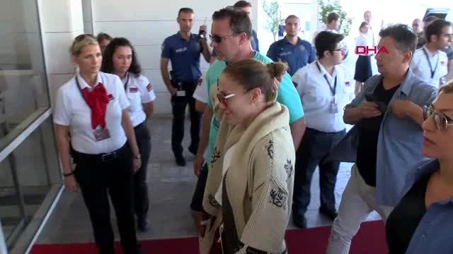 Antalya'dan ayrılan Jennifer Lopez'in giydiği kıyafet herkesi şaşırttı