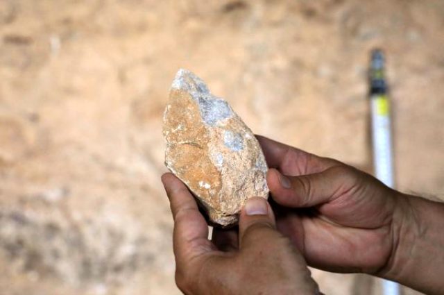 Karain Mağarasındaki kazılarda 350 bin yıllık balta bulundu