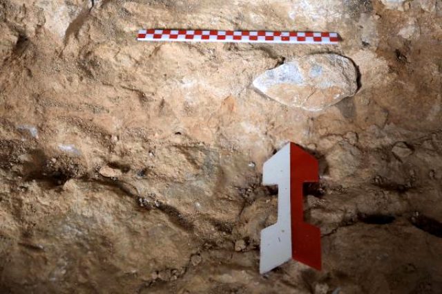 Karain Mağarasındaki kazılarda 350 bin yıllık balta bulundu