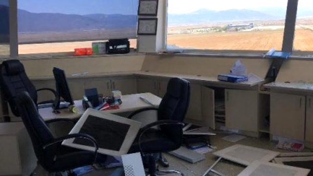 Denizli'de yaşanan 6 büyüklüğündeki deprem, Çardak Havalimanında birçok noktada yıkıma neden oldu