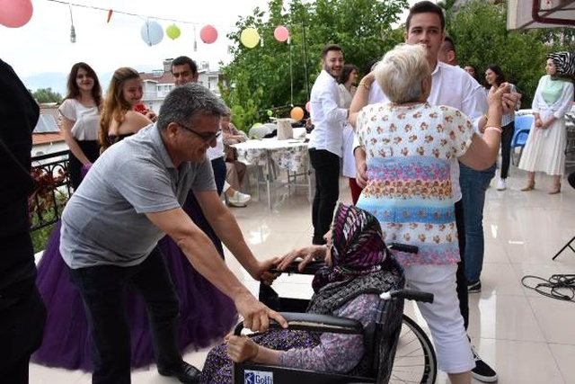Isparta'da huzurevi sakinleri için temsili düğün yapıldı