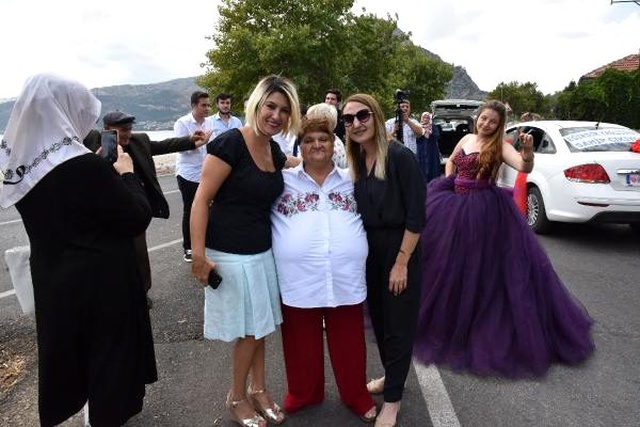 Isparta'da huzurevi sakinleri için temsili düğün yapıldı