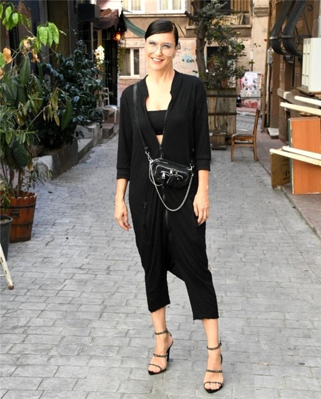 İsterse yatarak söyler