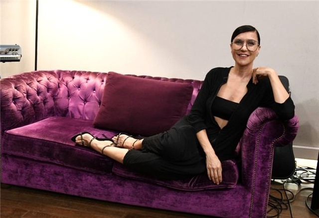 İsterse yatarak söyler