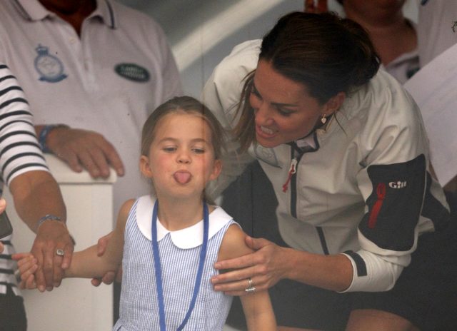 Düşes Kate Middleton'ın kızı 4 yaşındaki Prenses Charlotte, kalabalığa dil çıkardı