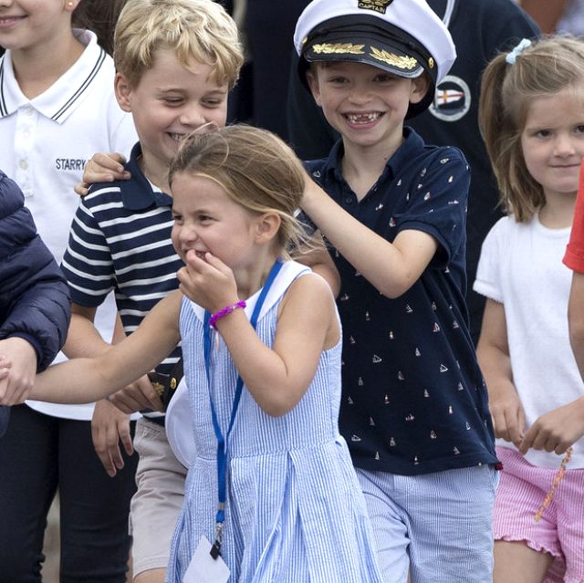 Düşes Kate Middleton'ın kızı 4 yaşındaki Prenses Charlotte, kalabalığa dil çıkardı