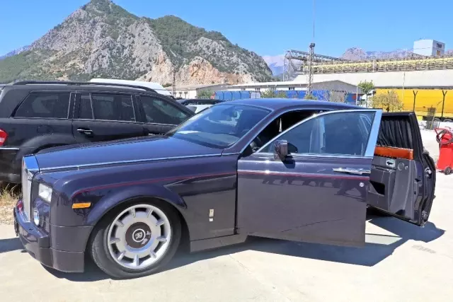 Gümrüğe takılan 4 milyonluk lüks araç e-ihaleyle satılacak