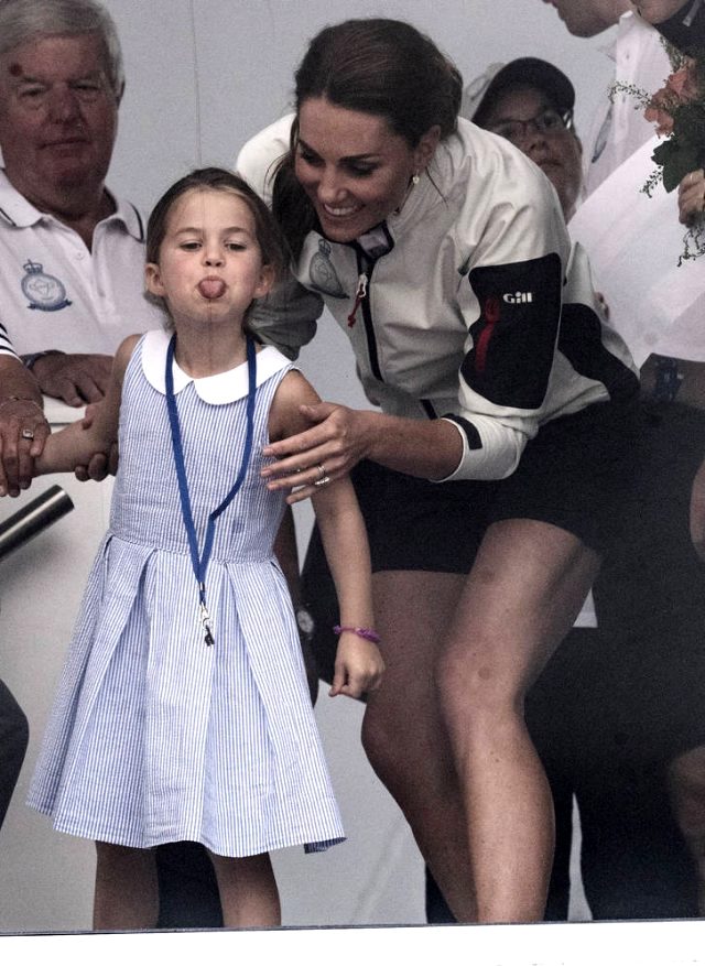 Kate Middleton'ın kızı kalabalığa dil çıkardı
