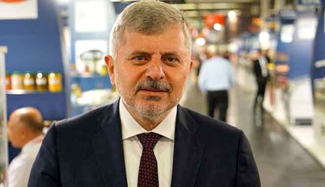 Parti kuracağı konuşulan Ahmet Davutoğlu'nun dünürü görevinden istifa etti