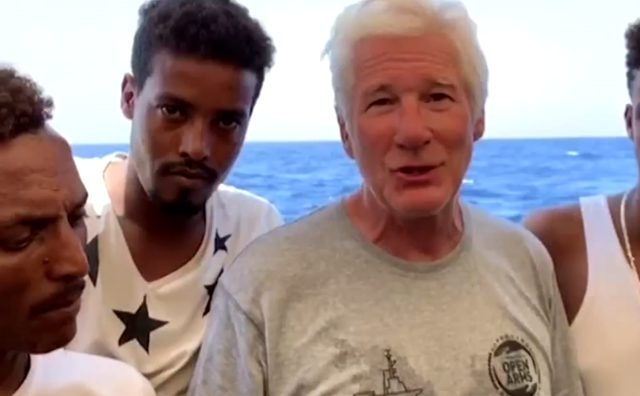 Hollywood'un yıldız oyuncusu Richard Gere, Akdeniz'de mahsur kalan göçmenleri ziyaret etti