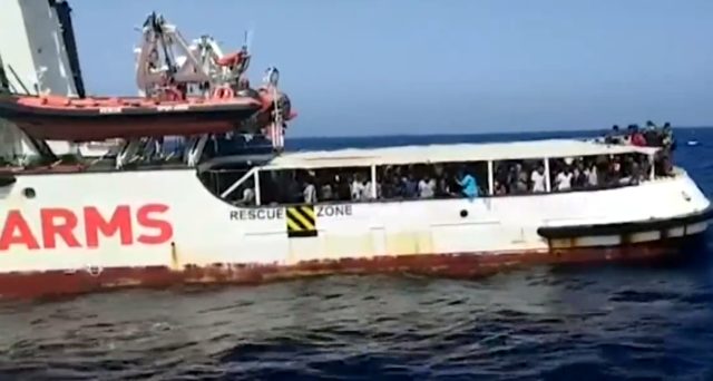 Hollywood'un yıldız oyuncusu Richard Gere, Akdeniz'de mahsur kalan göçmenleri ziyaret etti