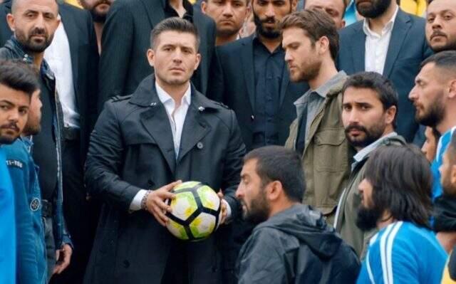 Sevgilisiyle yakalanan Çukur'un yıldız oyuncusu Cihangir Ceyhan, gazetecilerin üzerine yürüdü