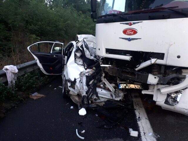 TEM Otoyolunda zincirleme trafik kazası: 6 yaralı TEM Otoyolunda zincirleme trafik kazası: 6 yaralı