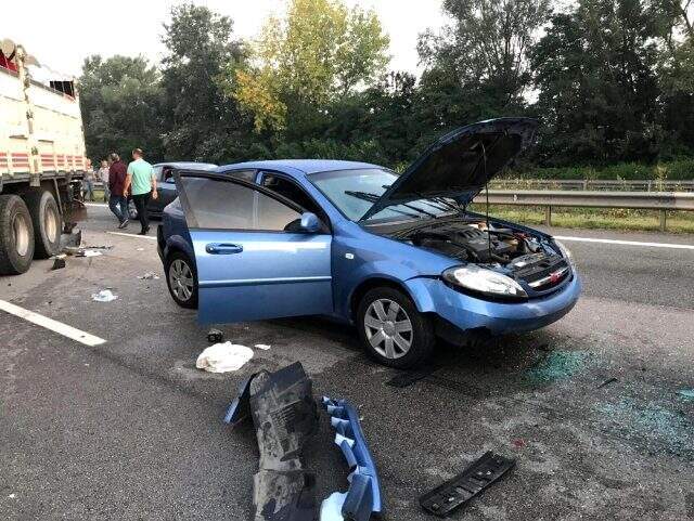 TEM Otoyolunda zincirleme trafik kazası: 6 yaralı TEM Otoyolunda zincirleme trafik kazası: 6 yaralı