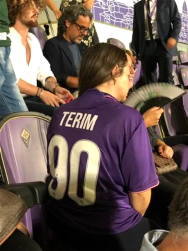 Merve Terim Çetin 20 yıllık Fiorentina formasıyla tribünde