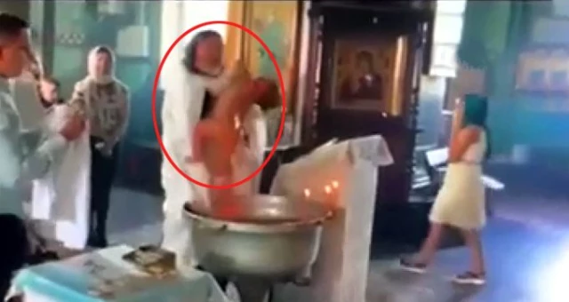 Papaz, vaftiz töreninde suya girmeye direnen bebeğe işkence yaptı! Dehşet anları kamerada