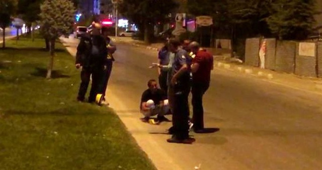 Sokakta karşılaştığı boşanma aşamasındaki eşini, tabancayla bacaklarından vurdu