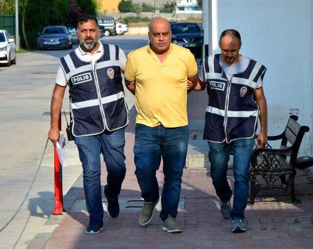Sokakta kavga edenleri önce 'Tartışmayın' diye uyardı sonra silahla vurdu! Sokakta kavga edenleri önce uyardı, sonra silahla birini vurdu! Kamera kayıttaydı