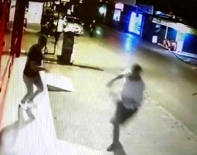 Sokakta kavga edenleri önce uyardı, sonra silahla birini vurdu! Kamera kayıttaydı