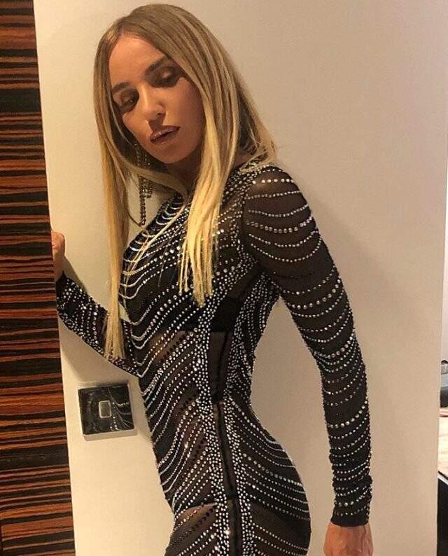 Gülşen, bikini üzerine giydiği transparan sahne kıyafetiyle ısınma hareketleri yaptı