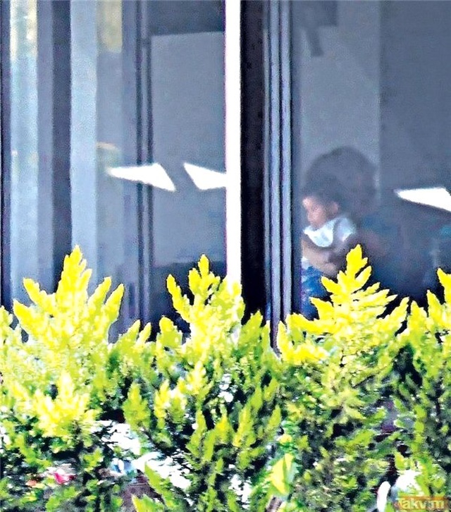 Fahriye Evcen ve Burak Özçivit'in oğulları Karan ilk kez görüntülendi!
