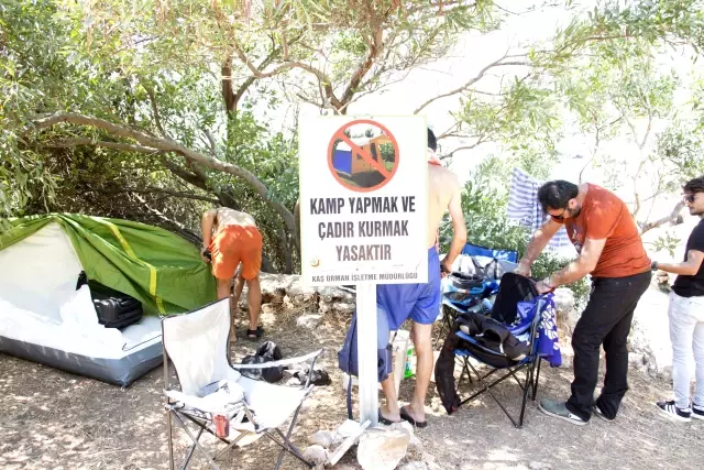 Antalya Kaş'ta kanuna aykırı yerlerde kurulan çadırlar kaldırıldı