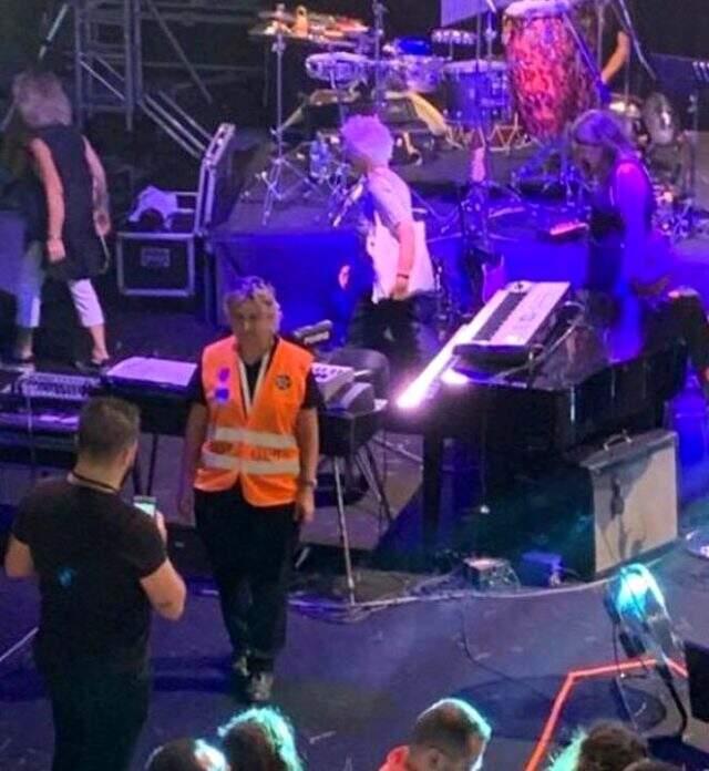 Kenan Doğulu'dan Beren Saat'e sahnede kalpli gönderme